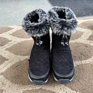 Black fuzzy snow boots